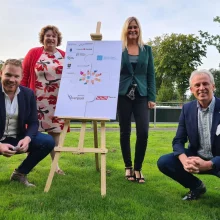 Op de foto v.l.n.r.: Roy de Witte (gedeputeerde Provincie Overijssel), Ilse Duursma (wethouder gemeente Dinkelland), Caroline Peeck (MT-lid JOGG) en Erik Maarsingh (plaatsvervangend directeur GGD Twente)